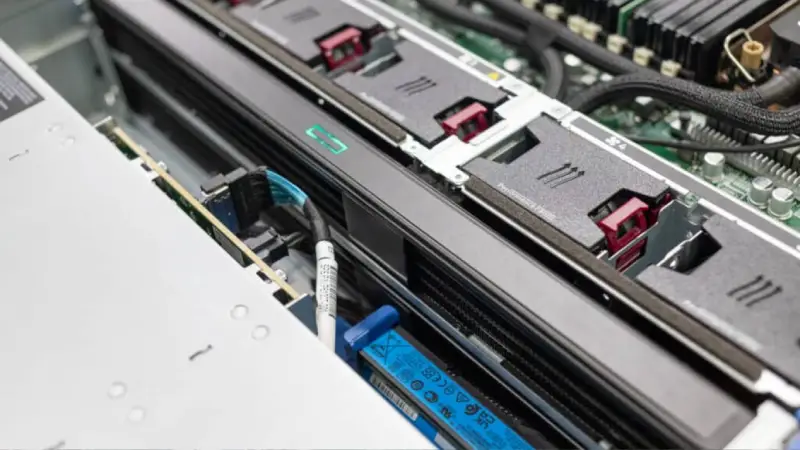 Máy chủ DL560 vận hành mạnh mẽ với khả năng xử lý đa nhiệm và mở rộng linh hoạt