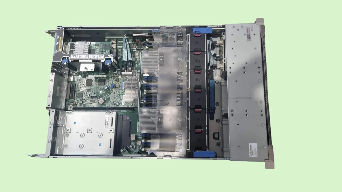 Kỹ thuật viên kiểm tra hệ thống lưu trữ và RAID Controller của server HPE DL380