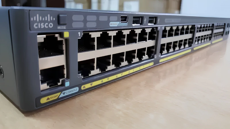 Cứu Tinh Cho Hệ Thống Mạng Doanh Nghiệp Nhờ Dàn Switch Cũ Kiểm tra kỹ firmware, cổng kết nối và nguồn trước khi triển khai